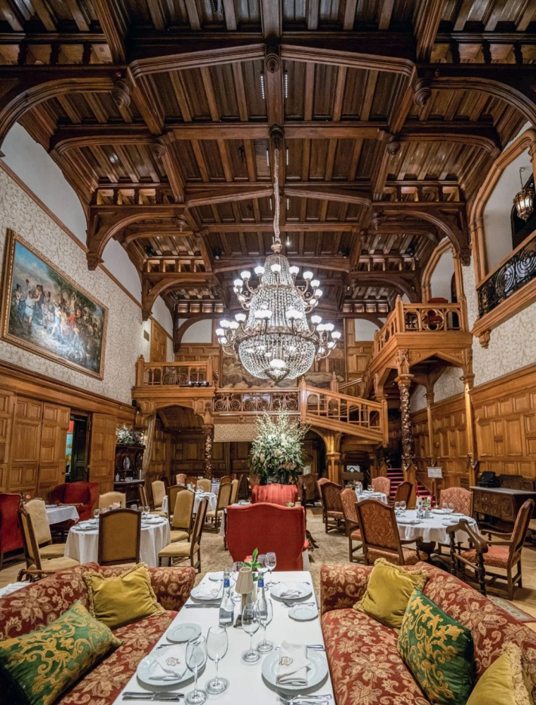 Behind the Grand Doors. Moscow Mansions in Photographs and Stories